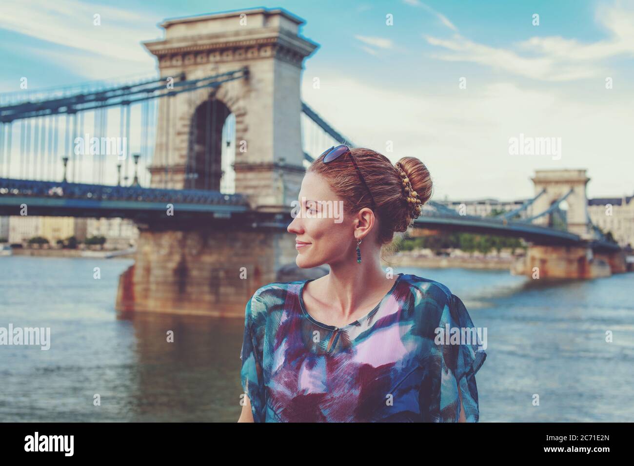 Junge Rotschopf Frau posiert an der Kettenbrücke, Lanchid, Budapest, Ungarn Stockfoto