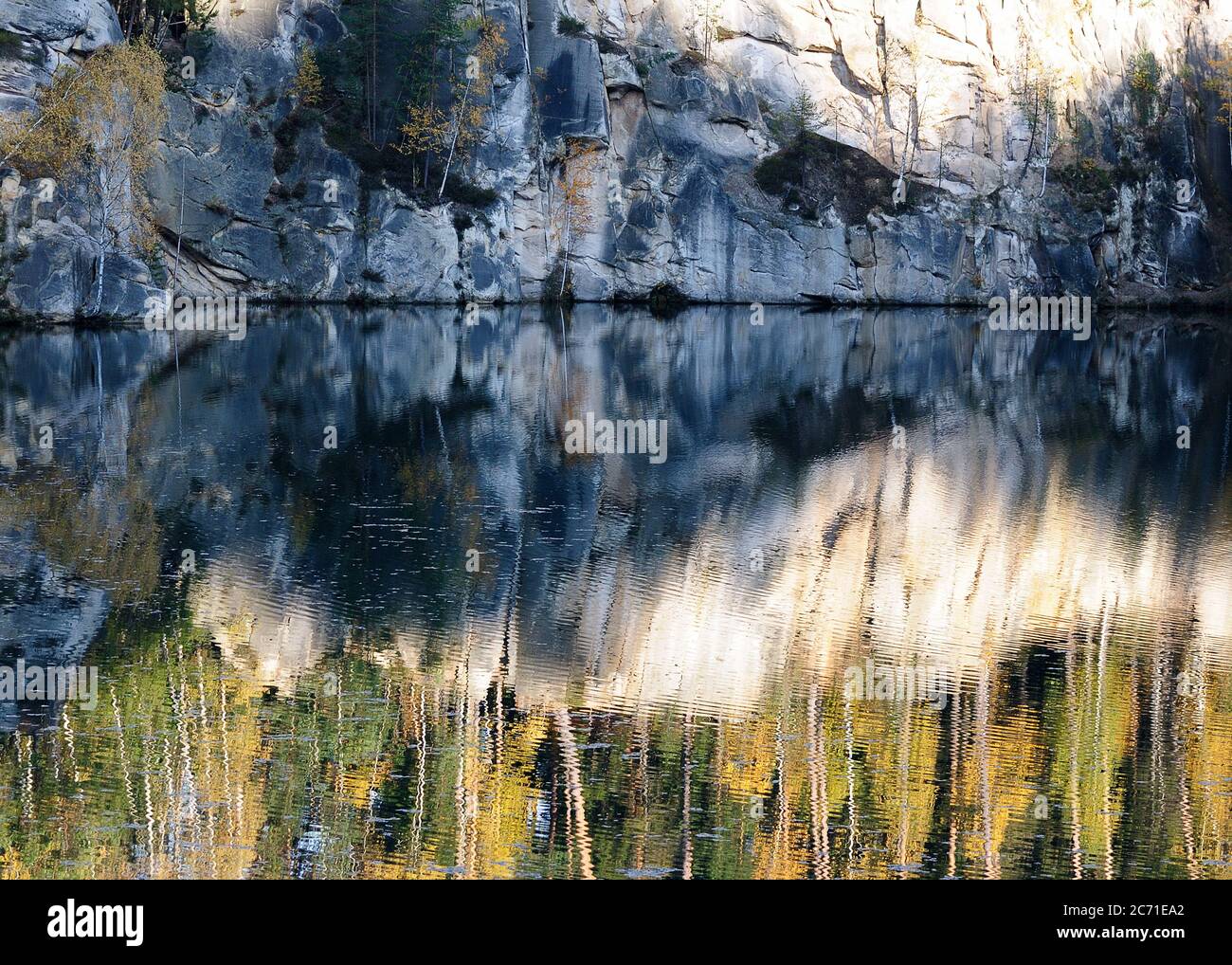 Spiegelung im kleinen Teich im Landschaftspark adrspach-teplice, Tschechische Republik. Stockfoto