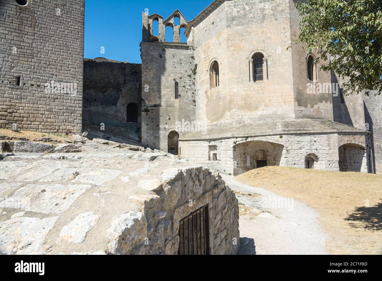 Montmajour,Frankreich-august 14,2016:die Abtei von St. Peter in Montmajour ist ein großes befestigtes Kloster in der Nähe von Arles, Frankreich von Benediktinermönchen gebaut Stockfoto