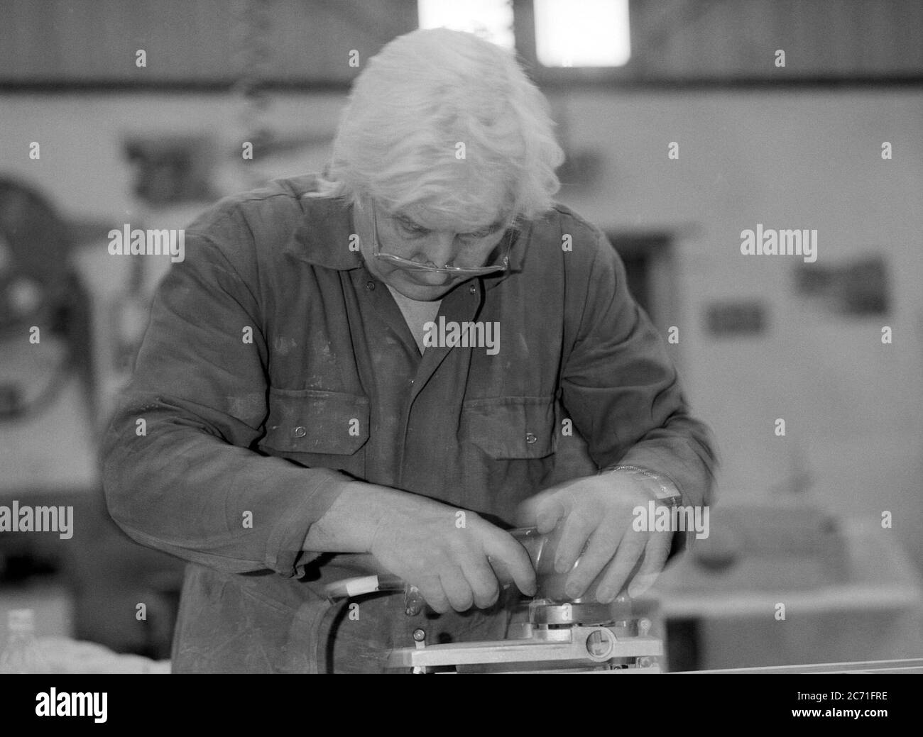 Handwerker Holzarbeiter bei der Arbeit in Großbritannien Fabrik Stockfoto