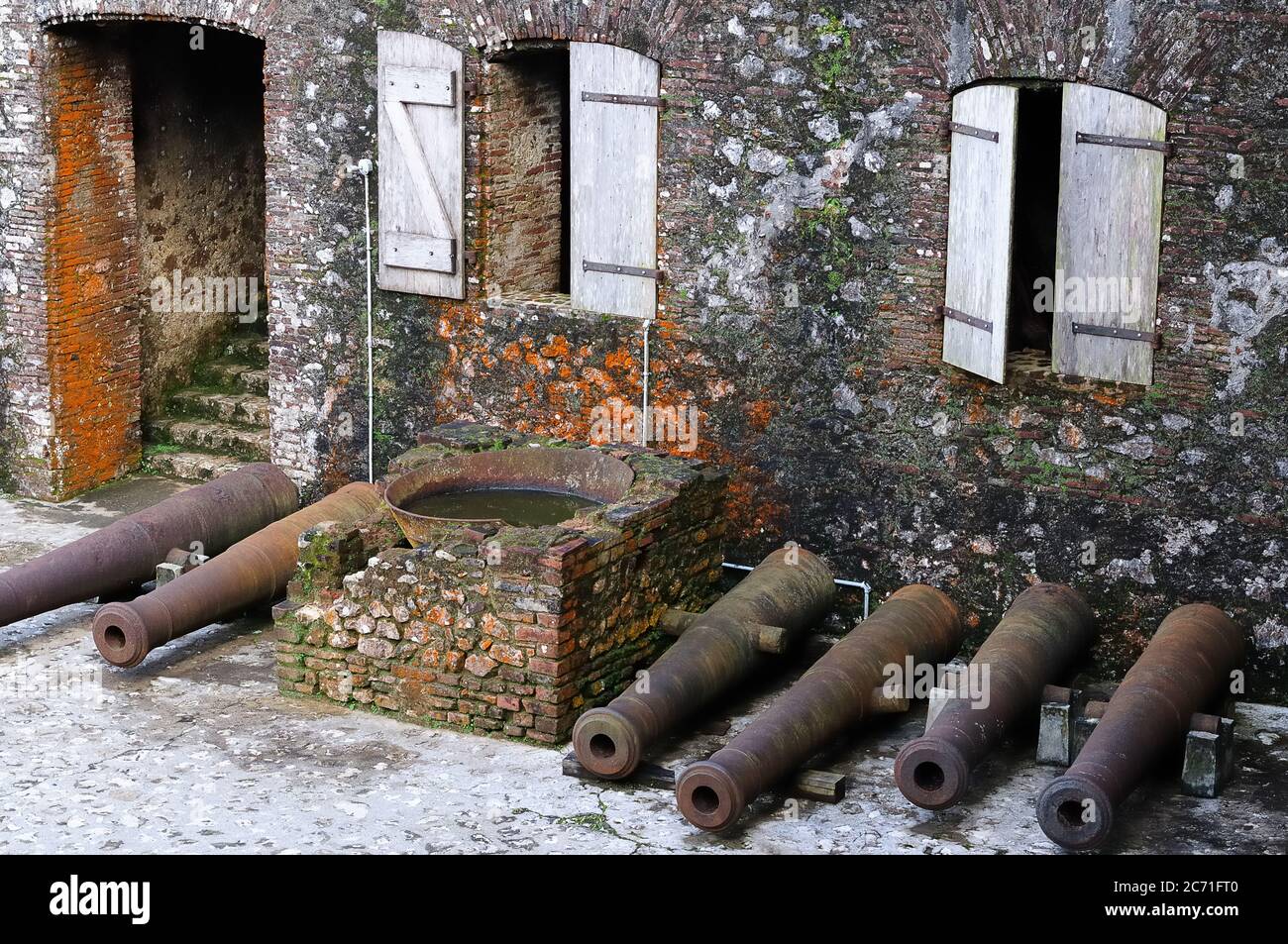 Blick auf den Innenhof mit Kanonen der Festung Citadelle la ferriere bei Cap Haitien, Haiti. Stockfoto