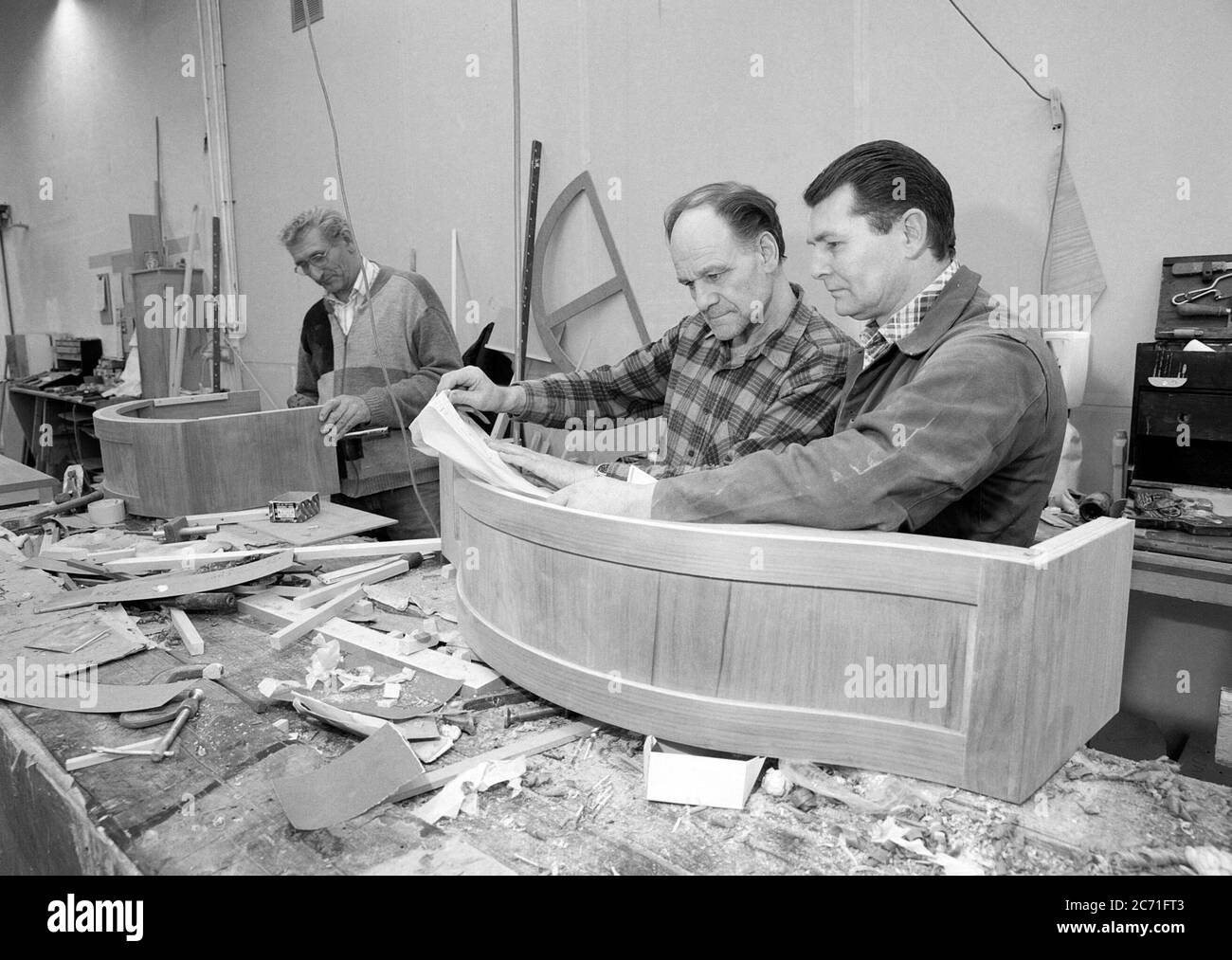 Handwerker Holzarbeiter bei der Arbeit in Großbritannien Fabrik Stockfoto