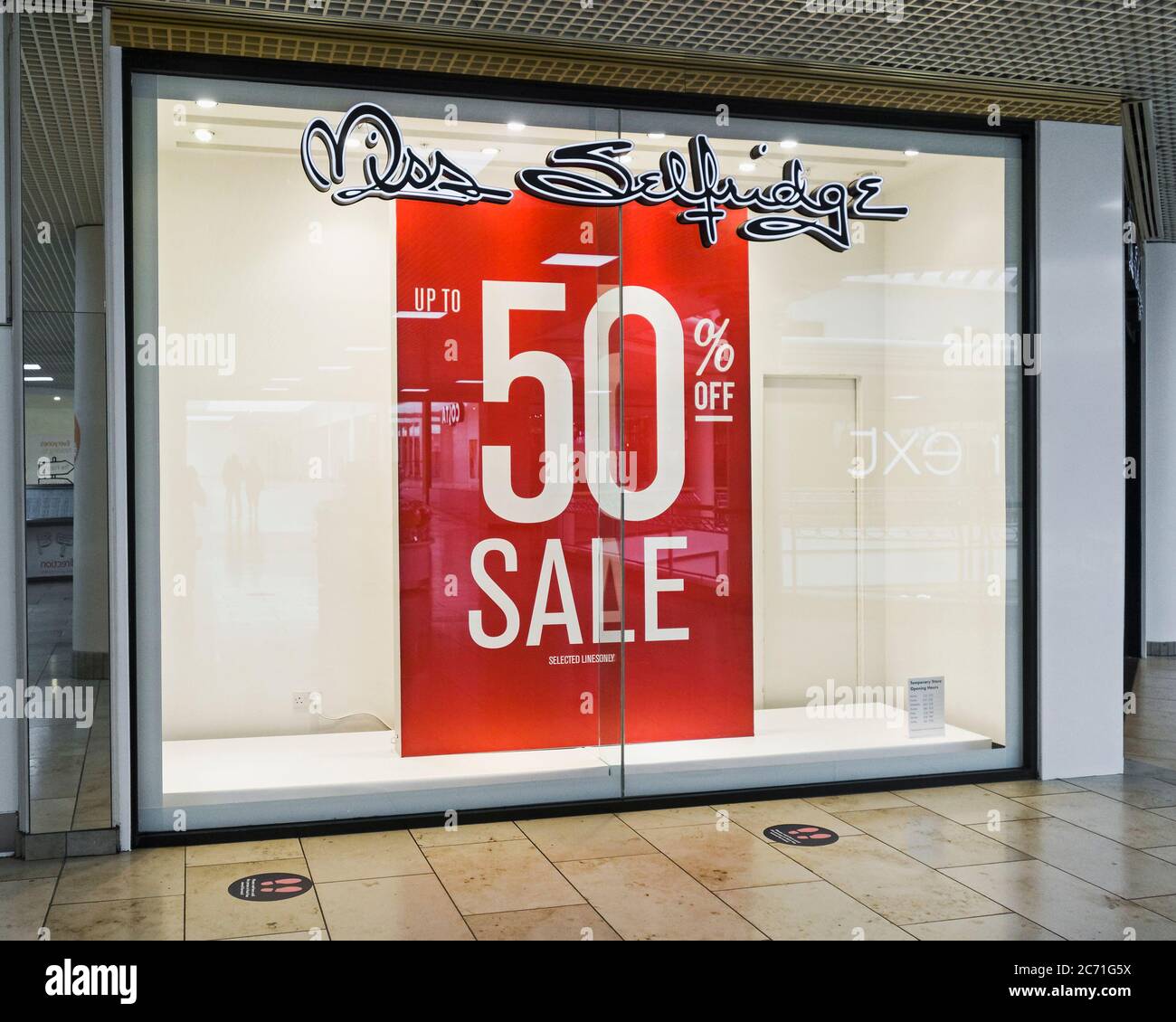 Miss Selfridge Shop im Gateshead Metrocenter mit bis zu 50% Verkaufsschild und soziale Distanzmarkierungen auf dem Gehweg. Stockfoto