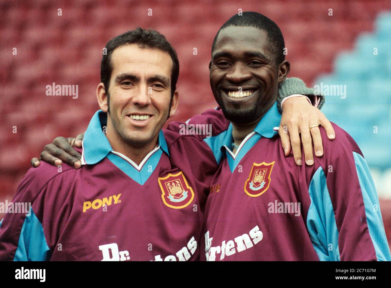 Paolo Di Canio und Marc Vivien Foe von West Ham Vereint Stockfoto