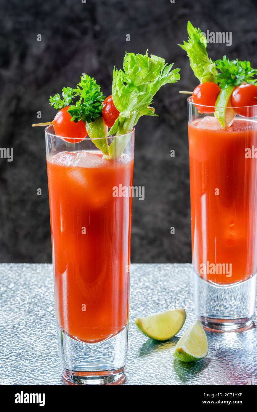 Bloody Mary Cocktail mit Wodka und Tomatensaft mit Garnierungen -  alkoholischer Partydrink Stockfotografie - Alamy