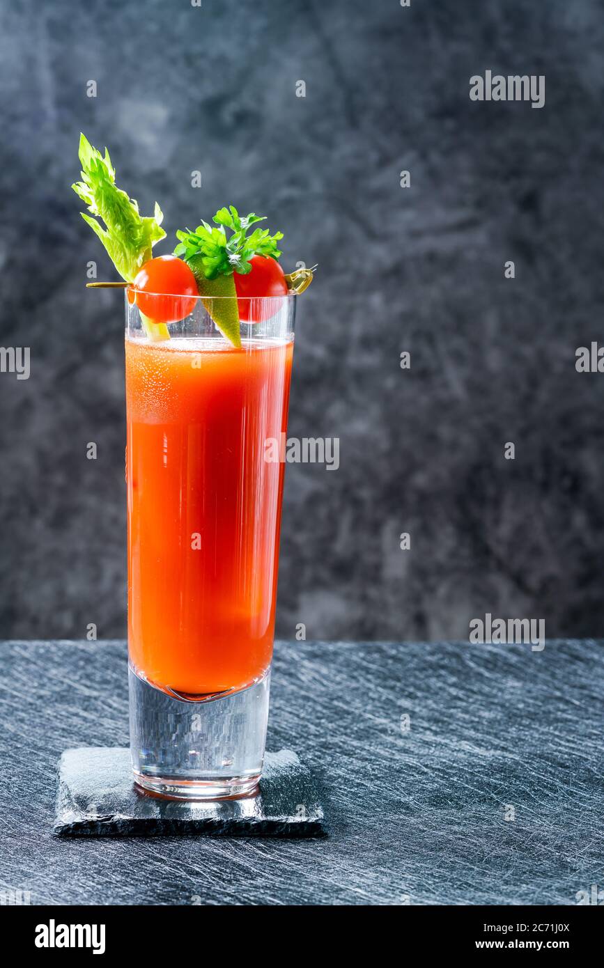 Bloody Mary Cocktail mit Wodka und Tomatensaft mit Garnierungen - alkoholischer Partydrink Stockfoto