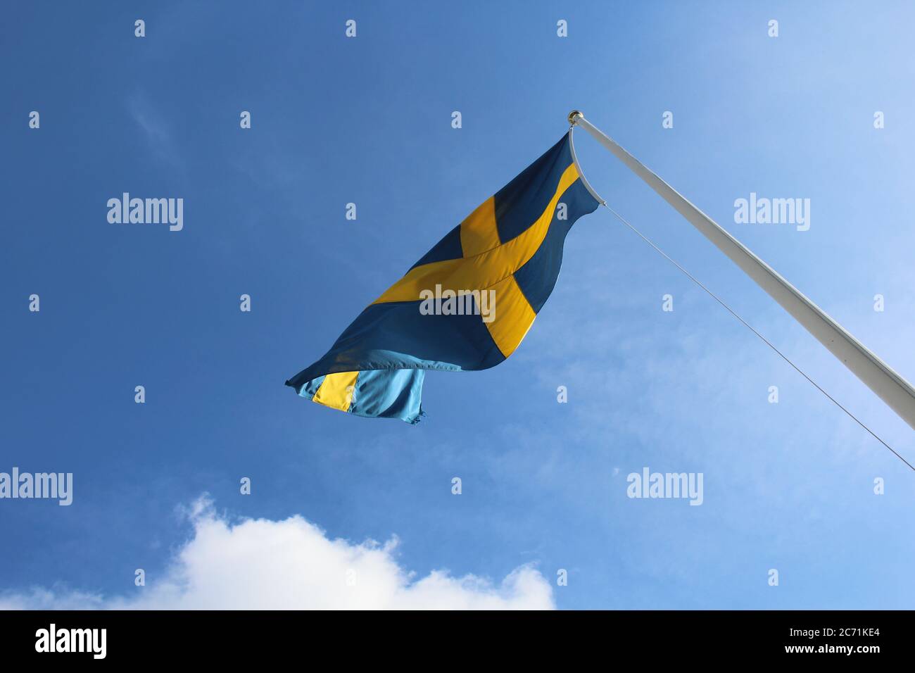 Flagge Schwedens, die in leichter Brise am Hafen von Stockholm in der Nähe des Vasamuseet fliegt Stockfoto