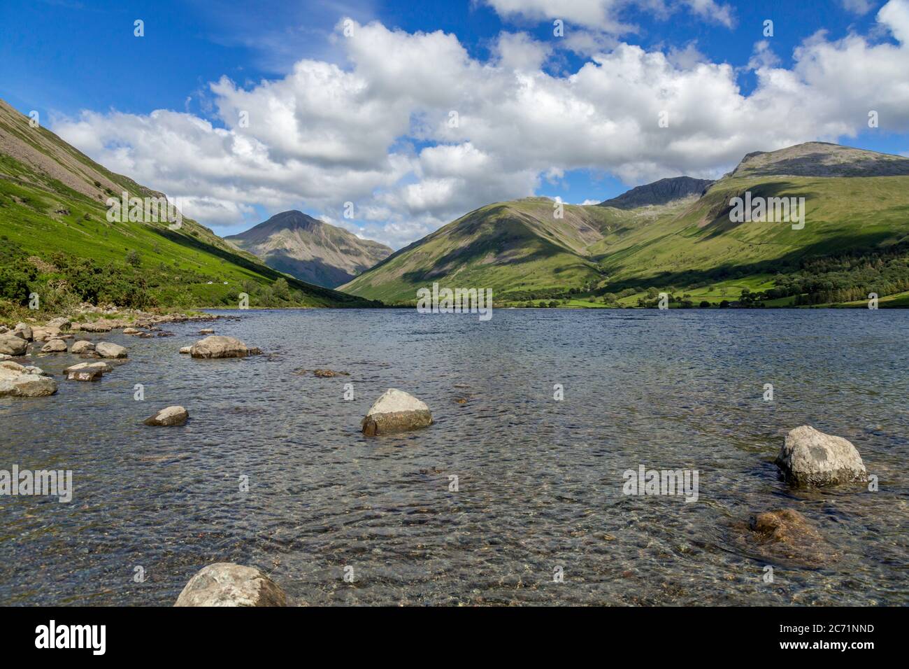 Die Ufer des Wassers, See im Lake District National Park, England. Berge und Hügel des Western Lake District im Hintergrund. Stockfoto