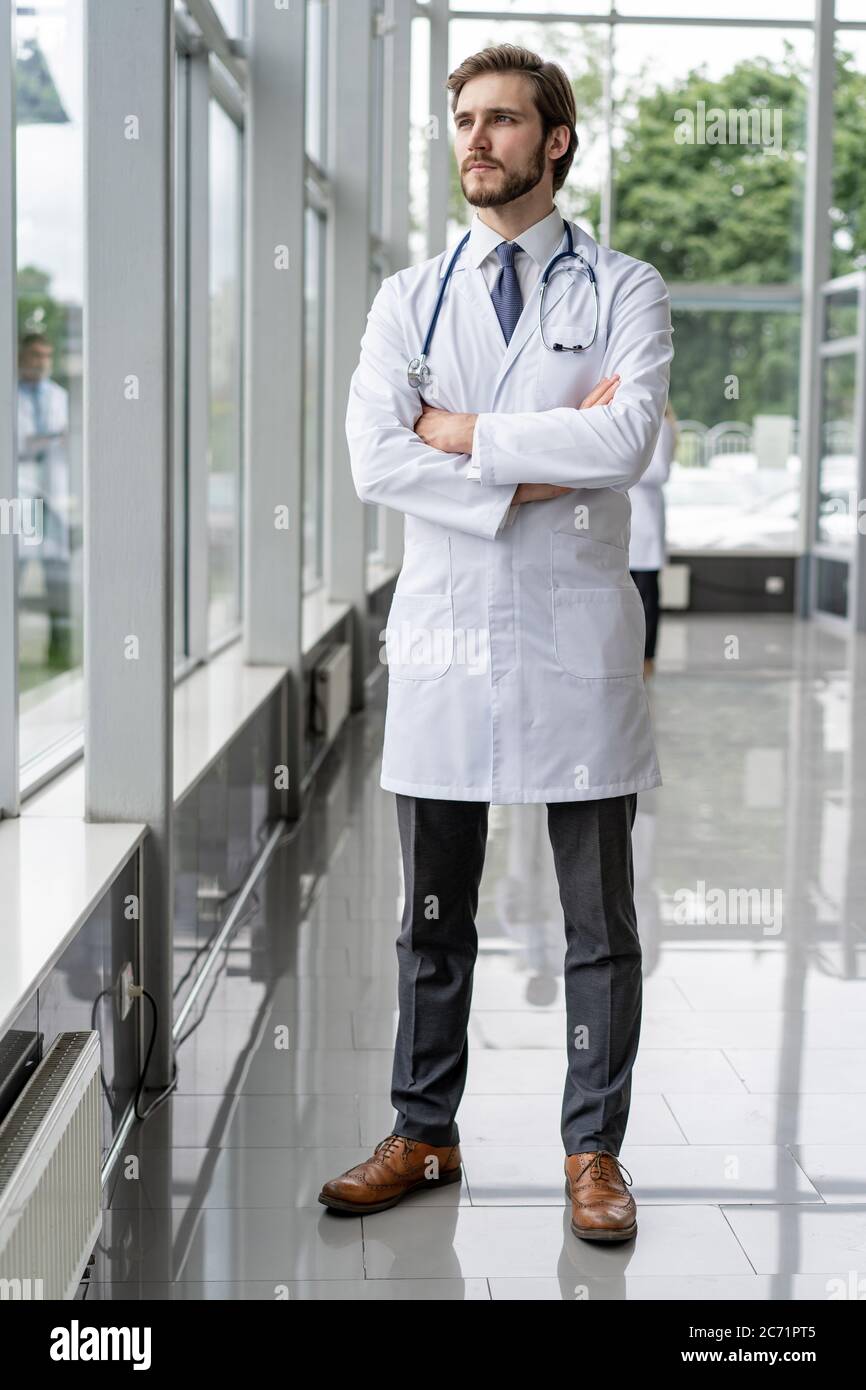 Glücklich männlich Arzt Porträt im Krankenhaus. Stockfoto