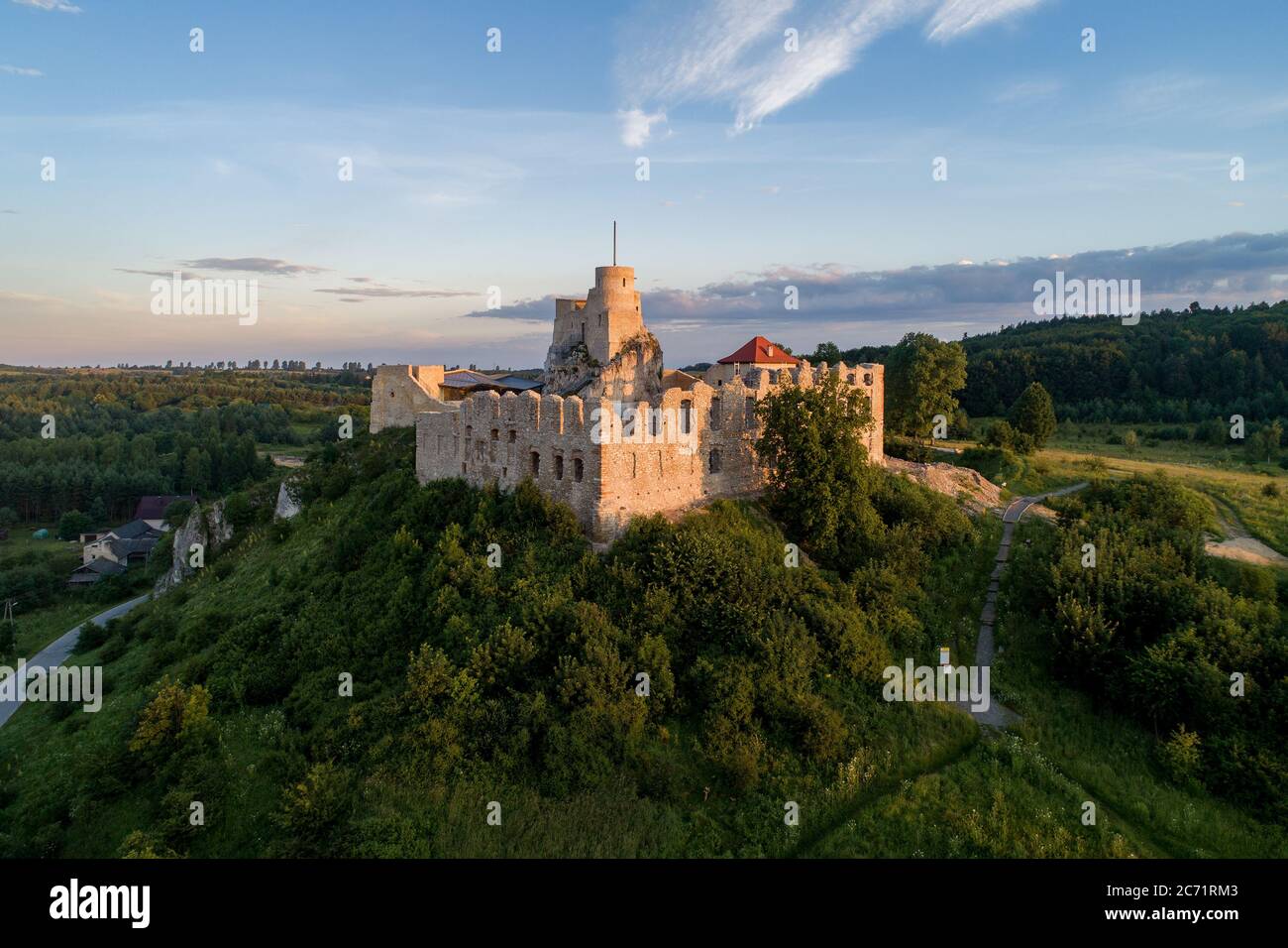 Rabsztyn, Polen. Ruinen der mittelalterlichen königlichen Burg auf dem Felsen im polnischen Jura-Hochland. Luftaufnahme im Sonnenaufgangslicht im Sommer Stockfoto