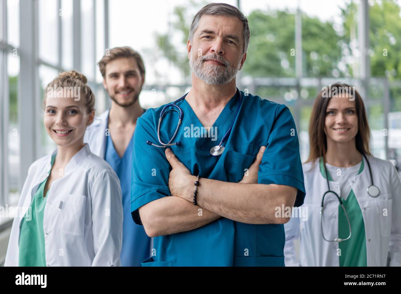 Gruppe von medizinischem Personal lächelt das Krankenhaus an. Stockfoto