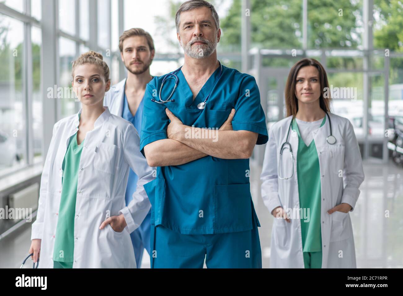 Gruppe von medizinischem Personal lächelt das Krankenhaus an. Stockfoto