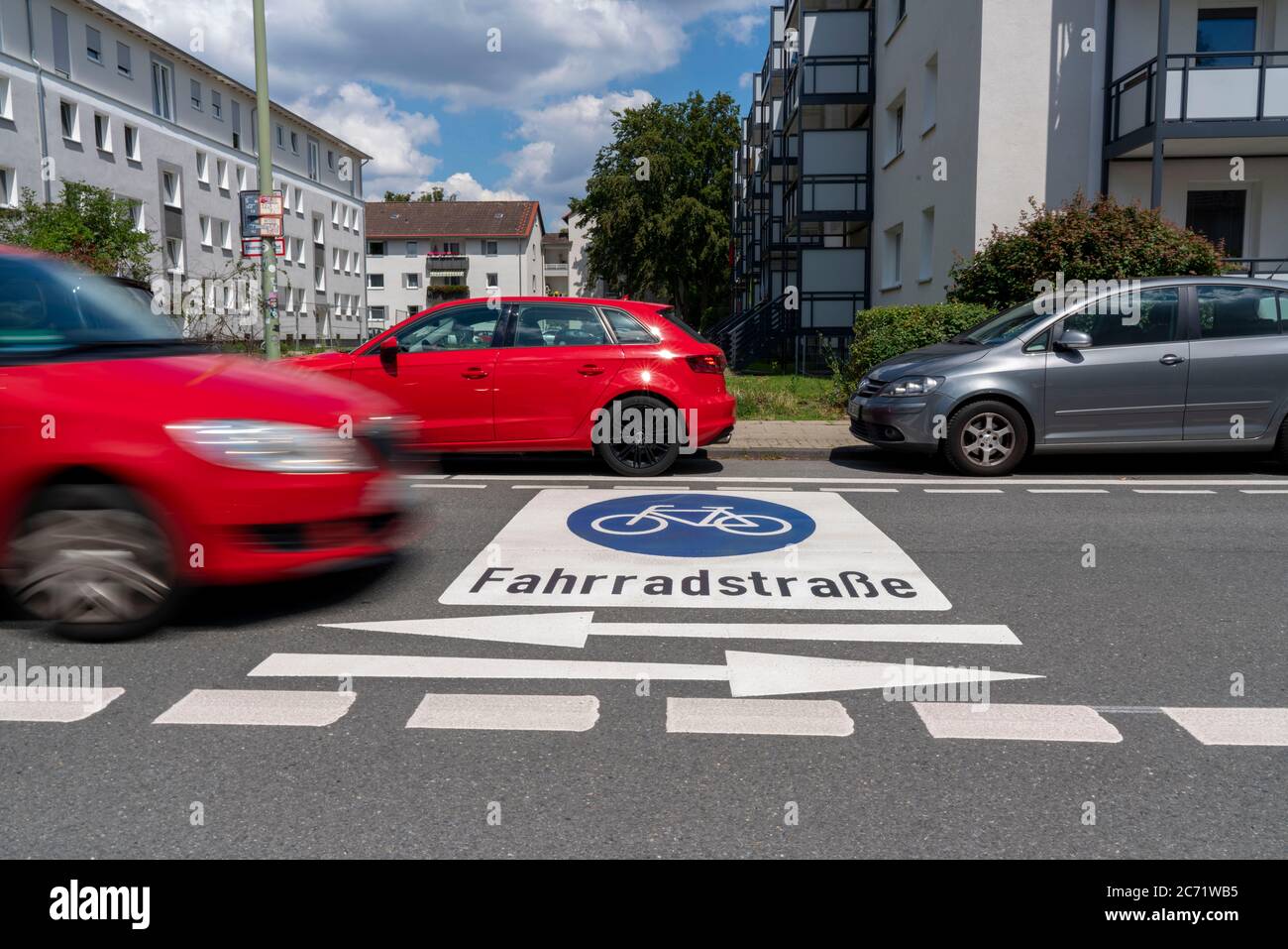 Fahrradstraße, Radfahrer haben Vorrang vor Autoverkehr, neue Fahrradachsen durch Essen, hier im Bezirk Rüttenscheid, Kahrstraße, Teil der Stockfoto