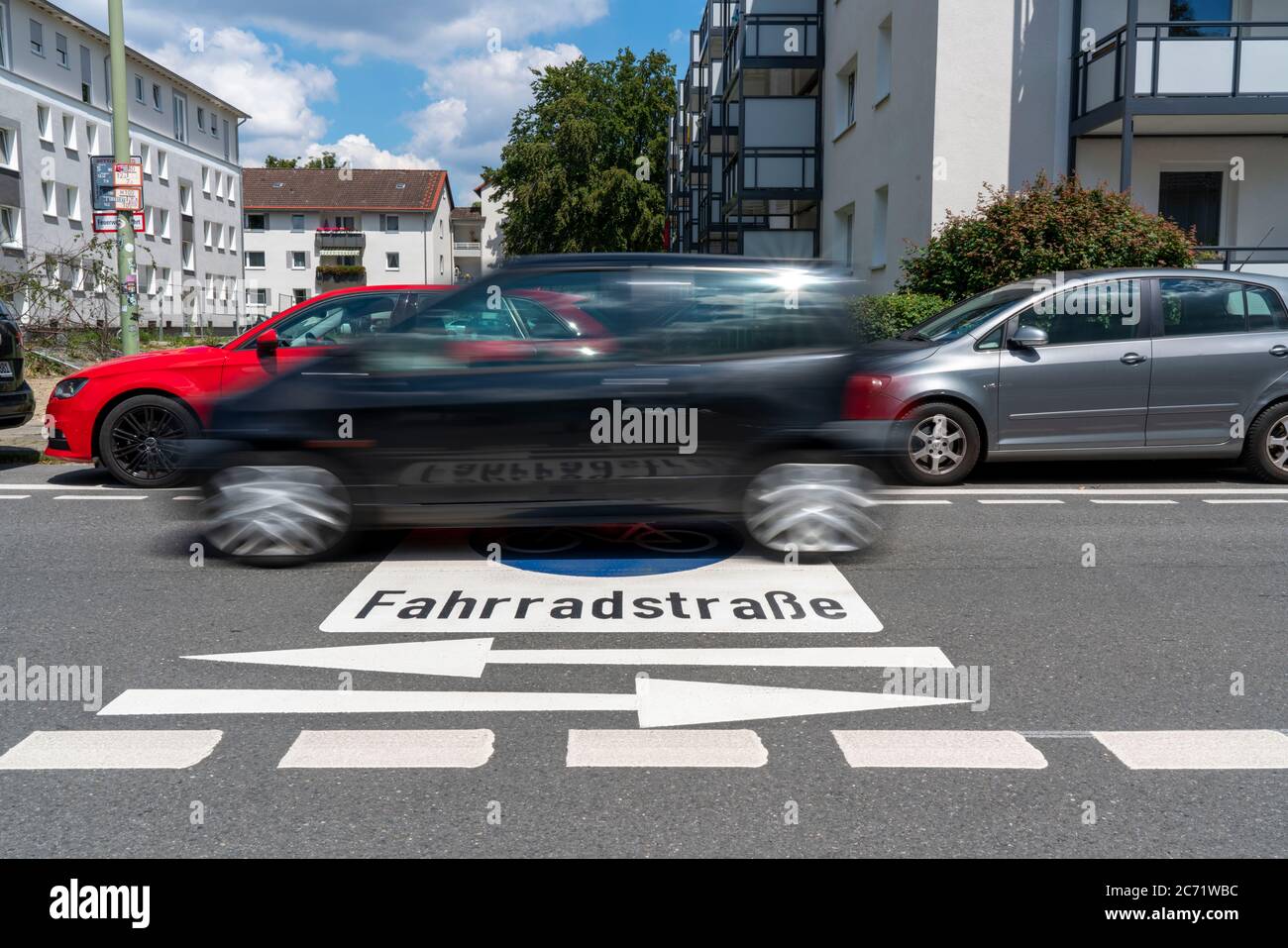 Fahrradstraße, Radfahrer haben Vorrang vor Autoverkehr, neue Fahrradachsen durch Essen, hier im Bezirk Rüttenscheid, Kahrstraße, Teil der Stockfoto