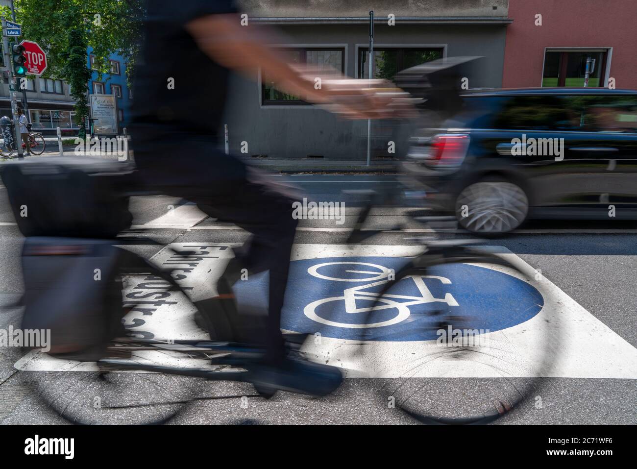 Fahrradstraße, Radfahrer haben Vorrang vor Autoverkehr, neue Fahrradachsen durch Essen, hier im Bezirk Rüttenscheid, Kahrstraße, Teil der Stockfoto