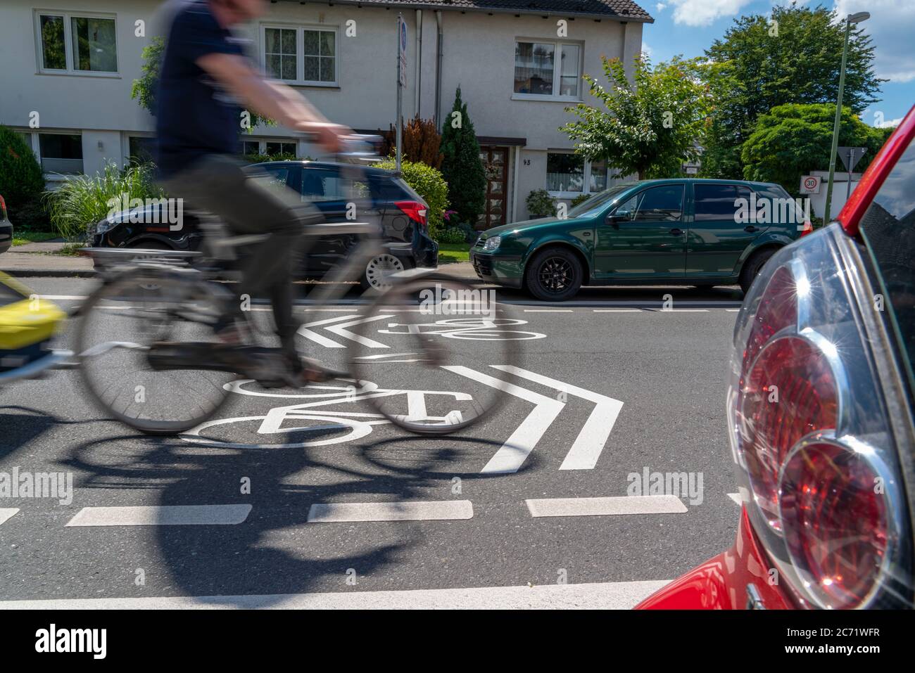 Fahrradstraße, Radfahrer haben Vorrang vor Autoverkehr, neue Fahrradachsen durch Essen, hier im Bezirk Rüttenscheid, Kahrstraße, Teil der Stockfoto