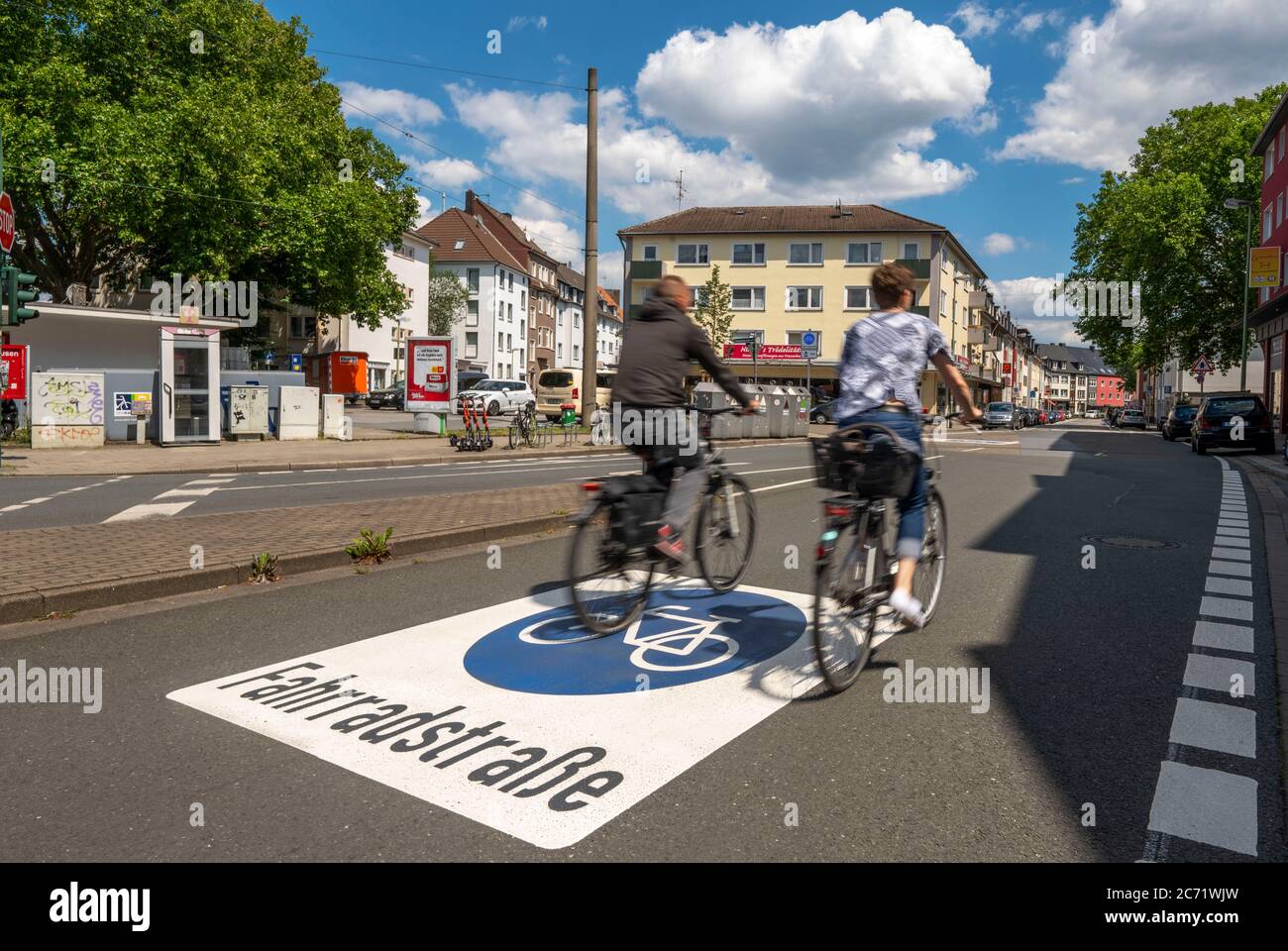 Fahrradstraße, Radfahrer haben Vorrang vor Autoverkehr, neue Fahrradachsen durch Essen, hier im Bezirk Rüttenscheid, Kahrstraße, Teil der Stockfoto