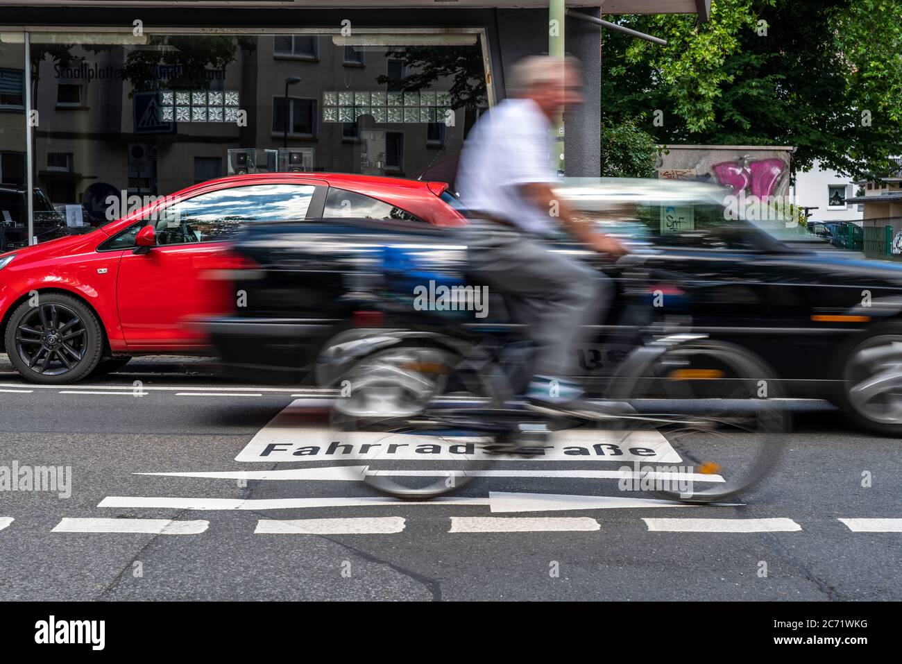 Fahrradstraße, Radfahrer haben Vorrang vor Autoverkehr, neue Fahrradachsen durch Essen, hier im Bezirk Rüttenscheid, Kahrstraße, Teil der Stockfoto