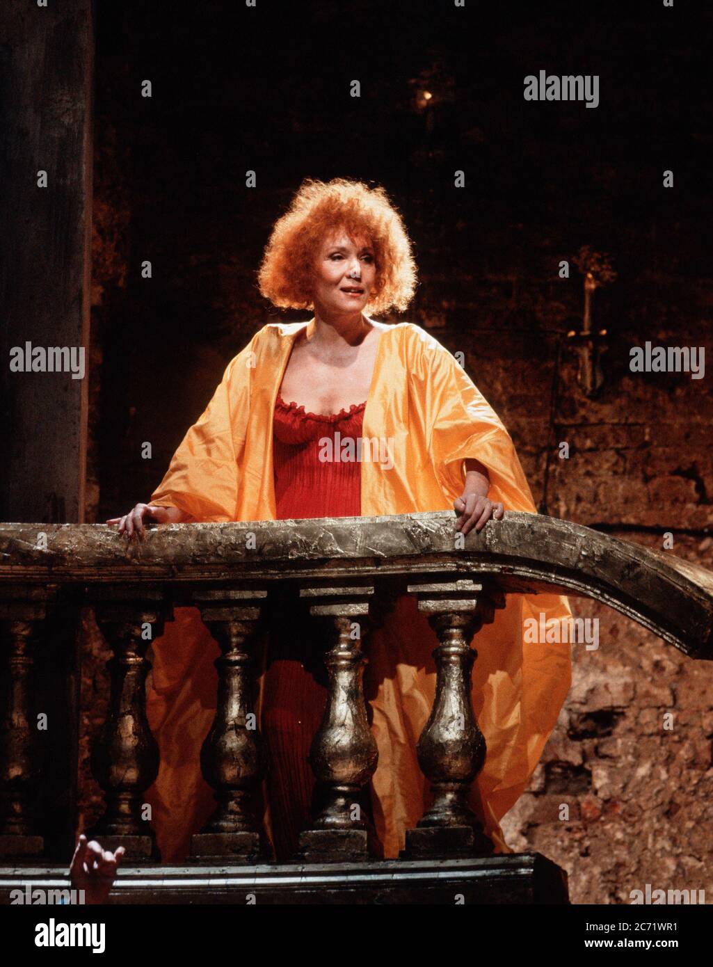 Diana Rigg (Cleopatra) in ALL FOR LOVE von John Dryden im Almeida Theater, London N1 30/04/1991 Design: Peter J Davidson & Sue Willmington Regie: Jonathan Kent Stockfoto