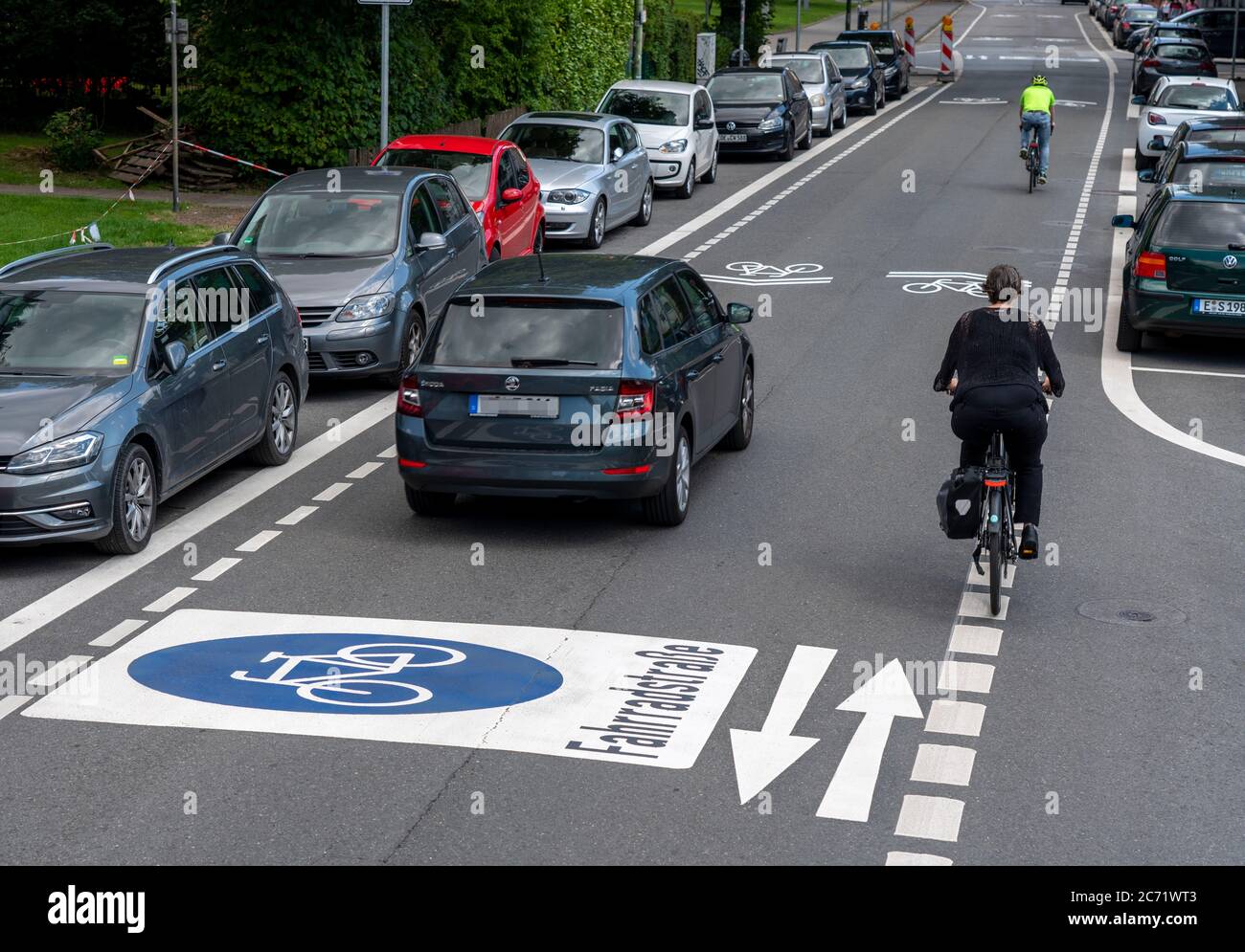 Fahrradstraße, Radfahrer haben Vorrang vor Autoverkehr, neue Fahrradachsen durch Essen, hier im Bezirk Rüttenscheid, Kahrstraße, Teil der Stockfoto