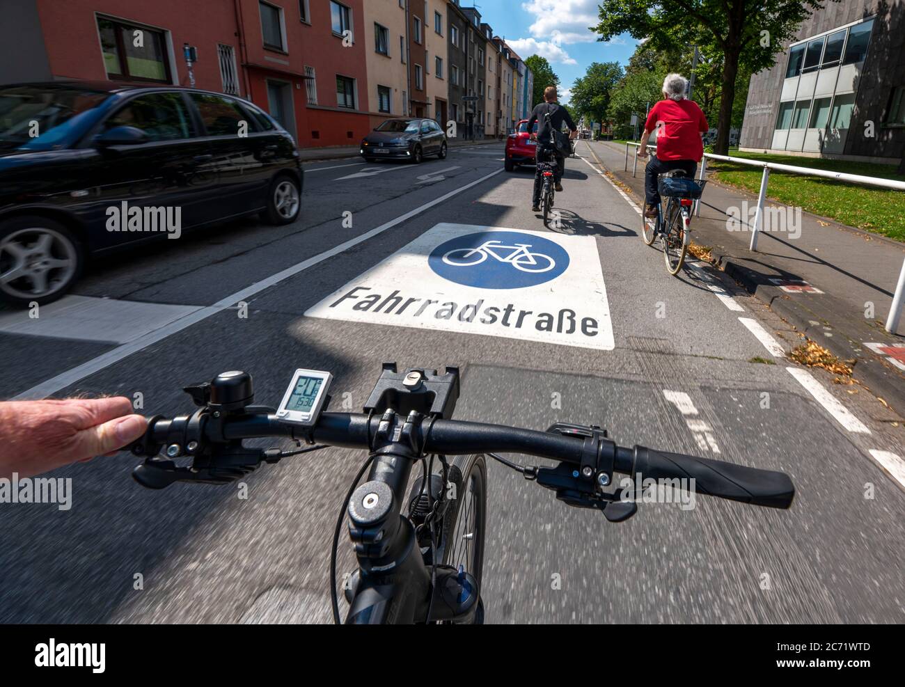 Fahrradstraße, Radfahrer haben Vorrang vor Autoverkehr, neue Fahrradachsen durch Essen, hier im Bezirk Rüttenscheid, Kahrstraße, Teil der Stockfoto