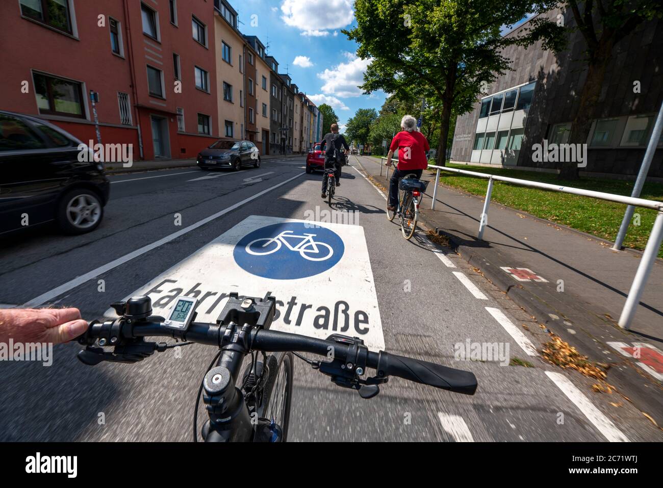 Fahrradstraße, Radfahrer haben Vorrang vor Autoverkehr, neue Fahrradachsen durch Essen, hier im Bezirk Rüttenscheid, Kahrstraße, Teil der Stockfoto