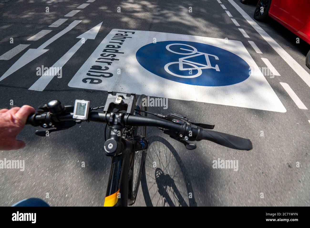 Fahrradstraße, Radfahrer haben Vorrang vor Autoverkehr, neue Fahrradachsen durch Essen, hier im Bezirk Rüttenscheid, Kahrstraße, Teil der Stockfoto