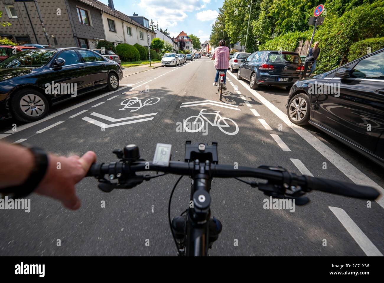 Fahrradstraße, Radfahrer haben Vorrang vor Autoverkehr, neue Fahrradachsen durch Essen, hier im Bezirk Rüttenscheid, Kahrstraße, Teil der Stockfoto