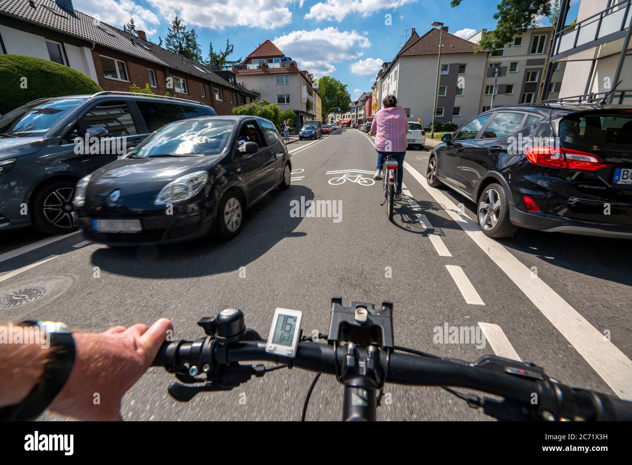 Fahrradstraße, Radfahrer haben Vorrang vor Autoverkehr, neue Fahrradachsen durch Essen, hier im Bezirk Rüttenscheid, Kahrstraße, Teil der Stockfoto