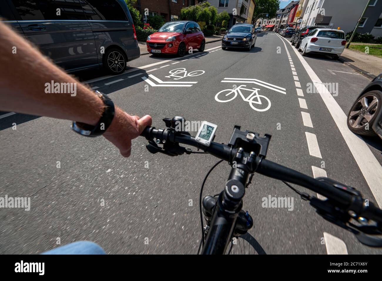 Fahrradstraße, Radfahrer haben Vorrang vor Autoverkehr, neue Fahrradachsen durch Essen, hier im Bezirk Rüttenscheid, Kahrstraße, Teil der Stockfoto