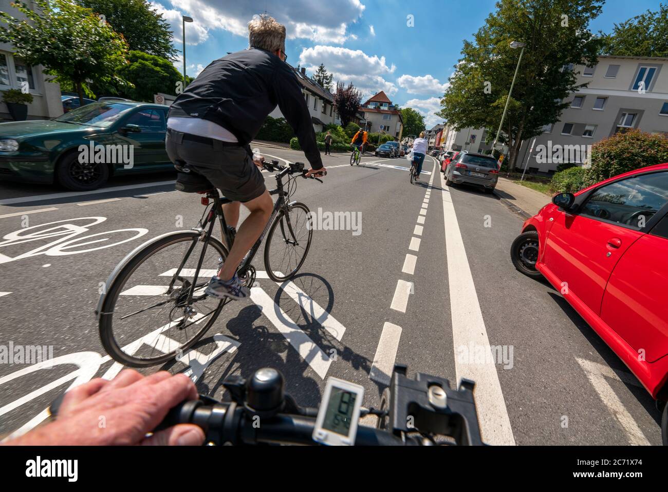 Fahrradstraße, Radfahrer haben Vorrang vor Autoverkehr, neue Fahrradachsen durch Essen, hier im Bezirk Rüttenscheid, Kahrstraße, Teil der Stockfoto