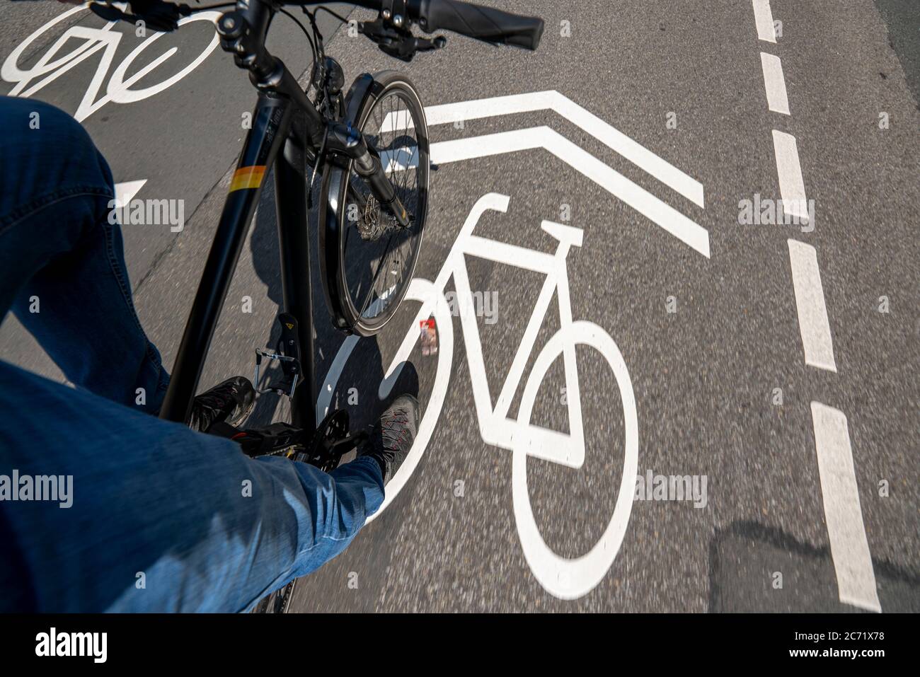 Fahrradstraße, Radfahrer haben Vorrang vor Autoverkehr, neue Fahrradachsen durch Essen, hier im Bezirk Rüttenscheid, Kahrstraße, Teil der Stockfoto
