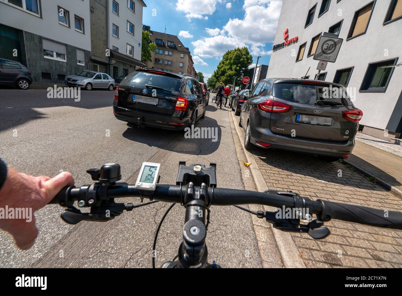 Fahrradstraße, Radfahrer haben Vorrang vor Autoverkehr, neue Fahrradachsen durch Essen, hier im Bezirk Rüttenscheid, Kahrstraße, Teil der Stockfoto