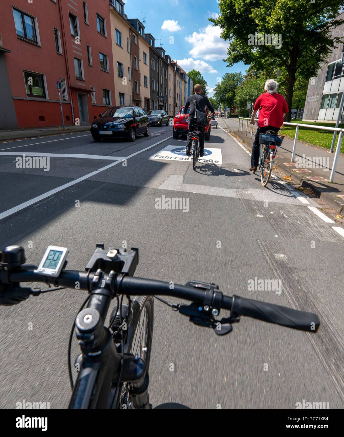 Fahrradstraße, Radfahrer haben Vorrang vor Autoverkehr, neue Fahrradachsen durch Essen, hier im Bezirk Rüttenscheid, Kahrstraße, Teil der Stockfoto