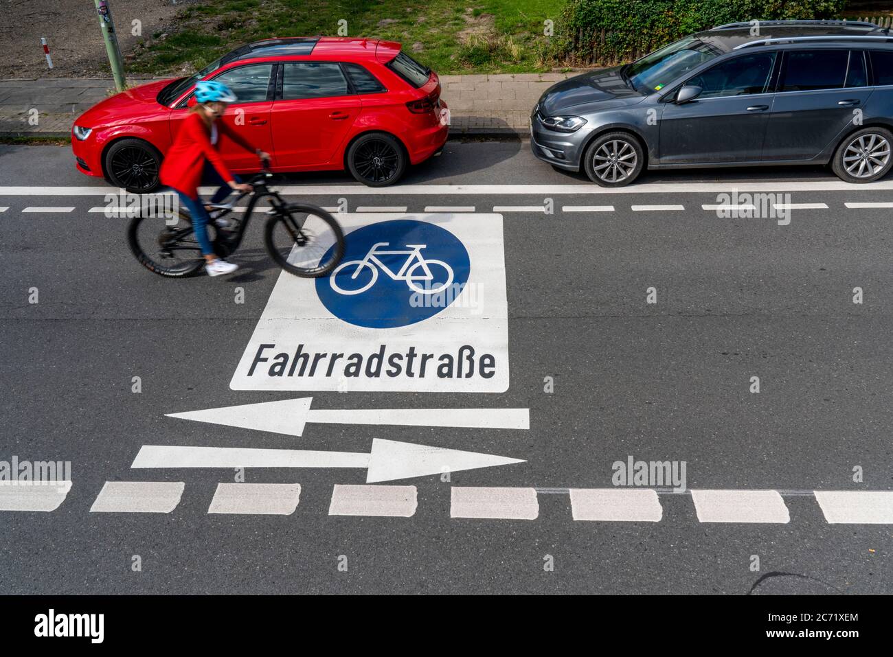 Fahrradstraße, Radfahrer haben Vorrang vor Autoverkehr, neue Fahrradachsen durch Essen, hier im Bezirk Rüttenscheid, Kahrstraße, Teil der Stockfoto