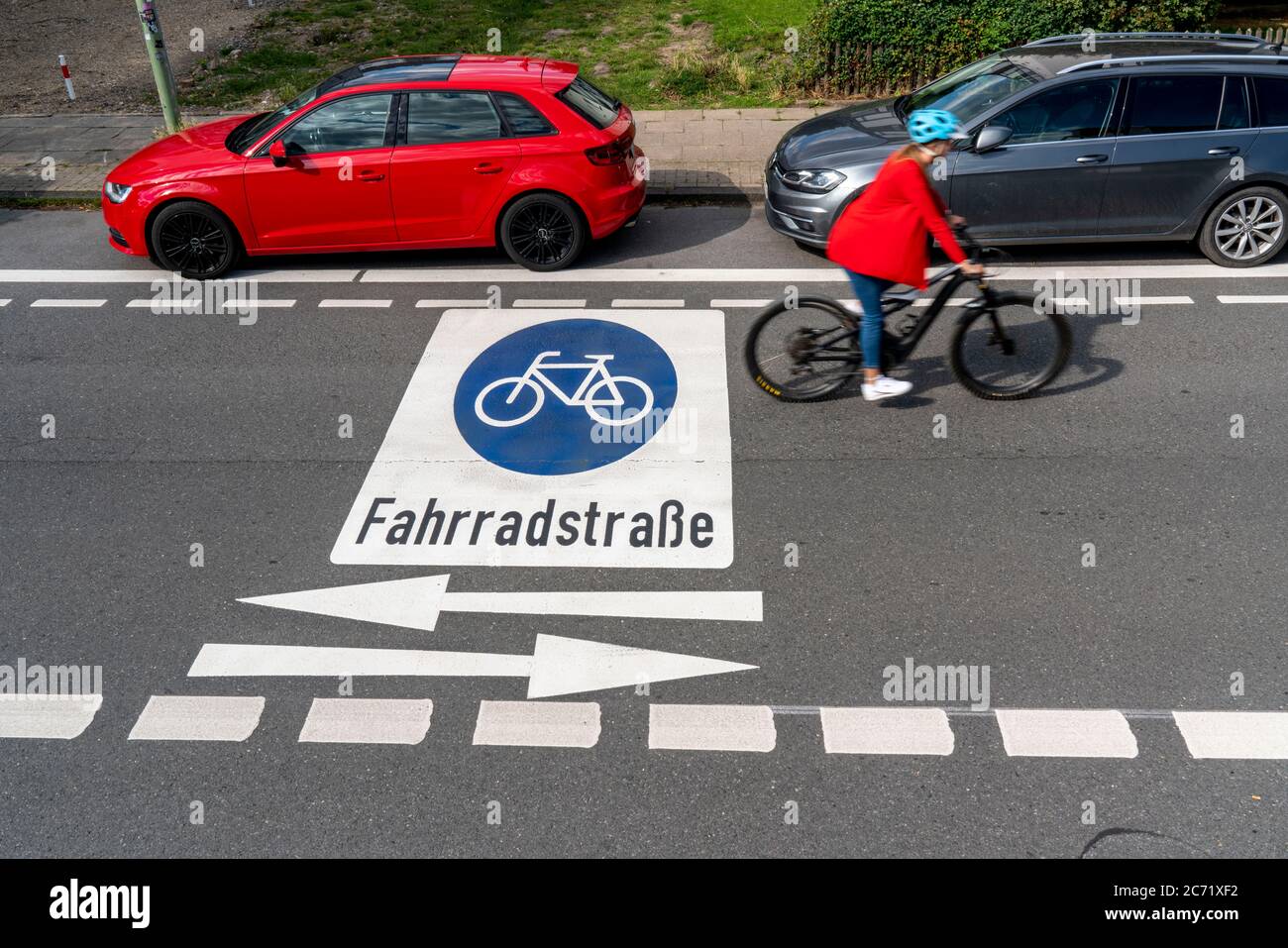 Fahrradstraße, Radfahrer haben Vorrang vor Autoverkehr, neue Fahrradachsen durch Essen, hier im Bezirk Rüttenscheid, Kahrstraße, Teil der Stockfoto