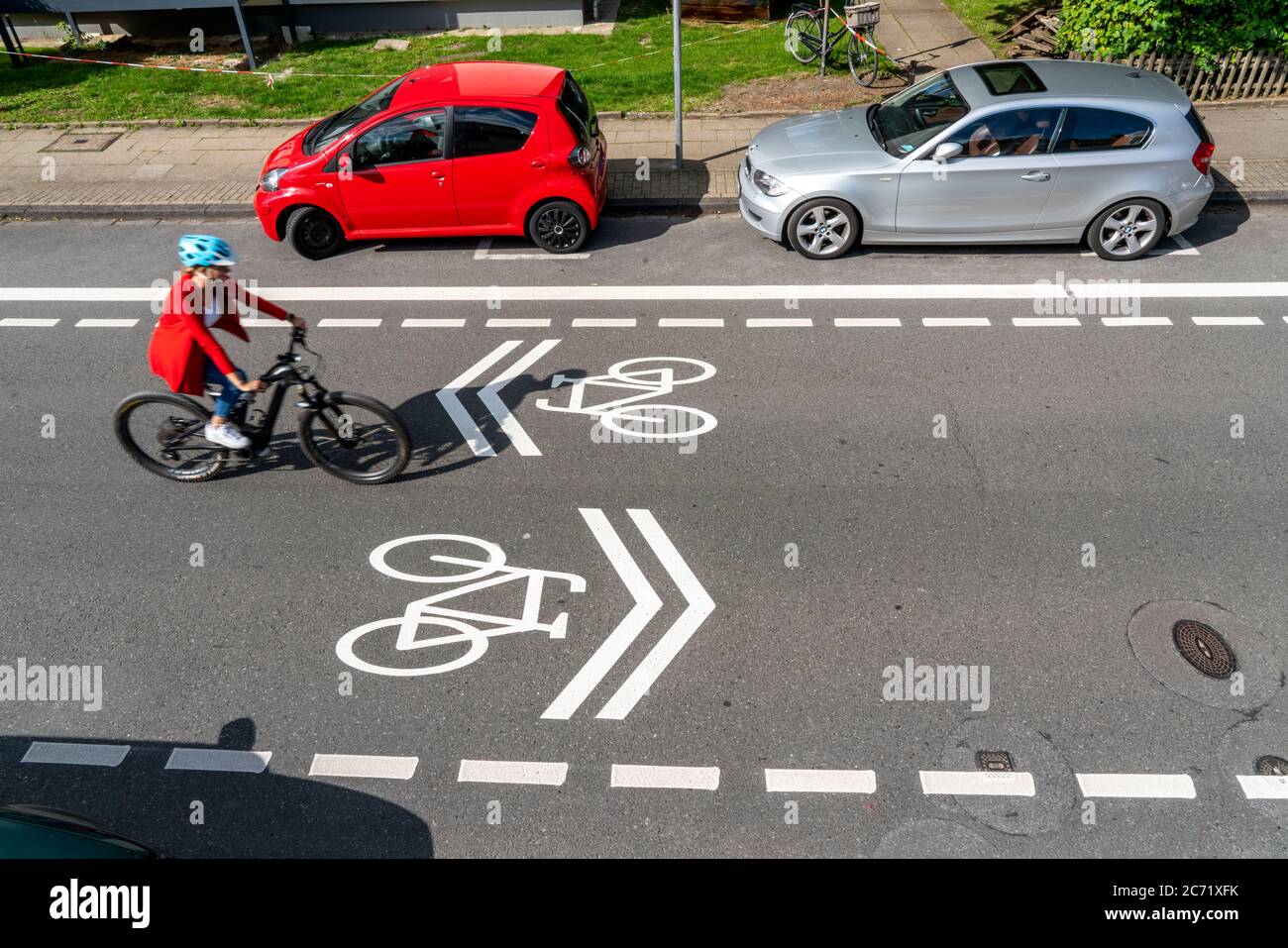 Fahrradstraße, Radfahrer haben Vorrang vor Autoverkehr, neue Fahrradachsen durch Essen, hier im Bezirk Rüttenscheid, Kahrstraße, Teil der Stockfoto