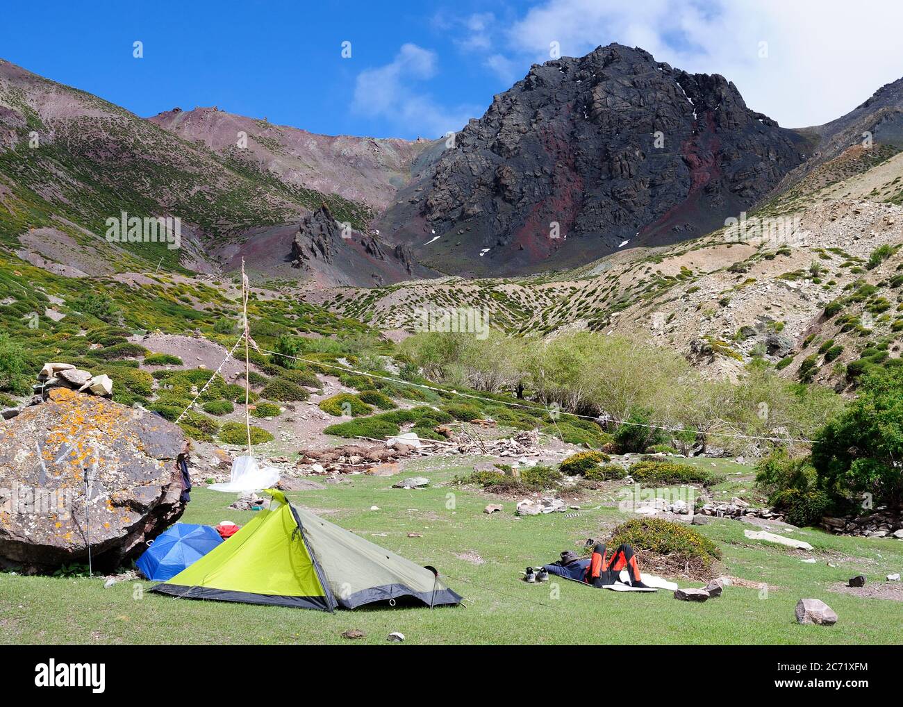 Der Tourist ruht am Zelt, und trekiking über die Karakorum-Gipfel in der Ladakh-Region, Indien Stockfoto