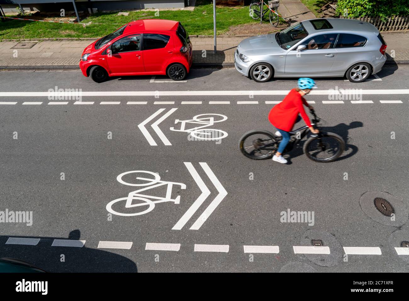 Fahrradstraße, Radfahrer haben Vorrang vor Autoverkehr, neue Fahrradachsen durch Essen, hier im Bezirk Rüttenscheid, Kahrstraße, Teil der Stockfoto