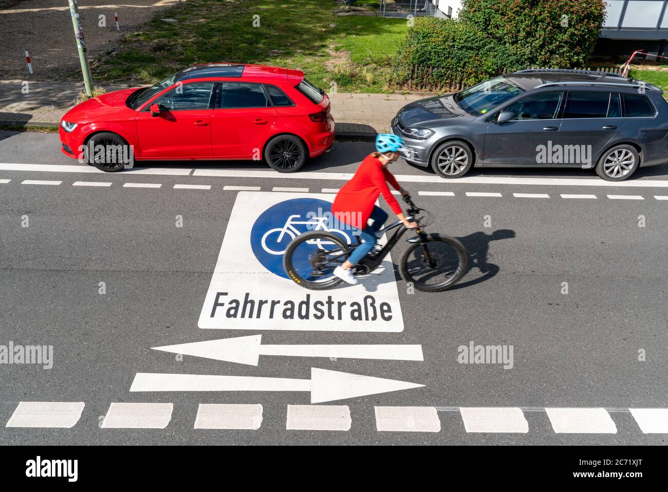 Fahrradstraße, Radfahrer haben Vorrang vor Autoverkehr, neue Fahrradachsen durch Essen, hier im Bezirk Rüttenscheid, Kahrstraße, Teil der Stockfoto