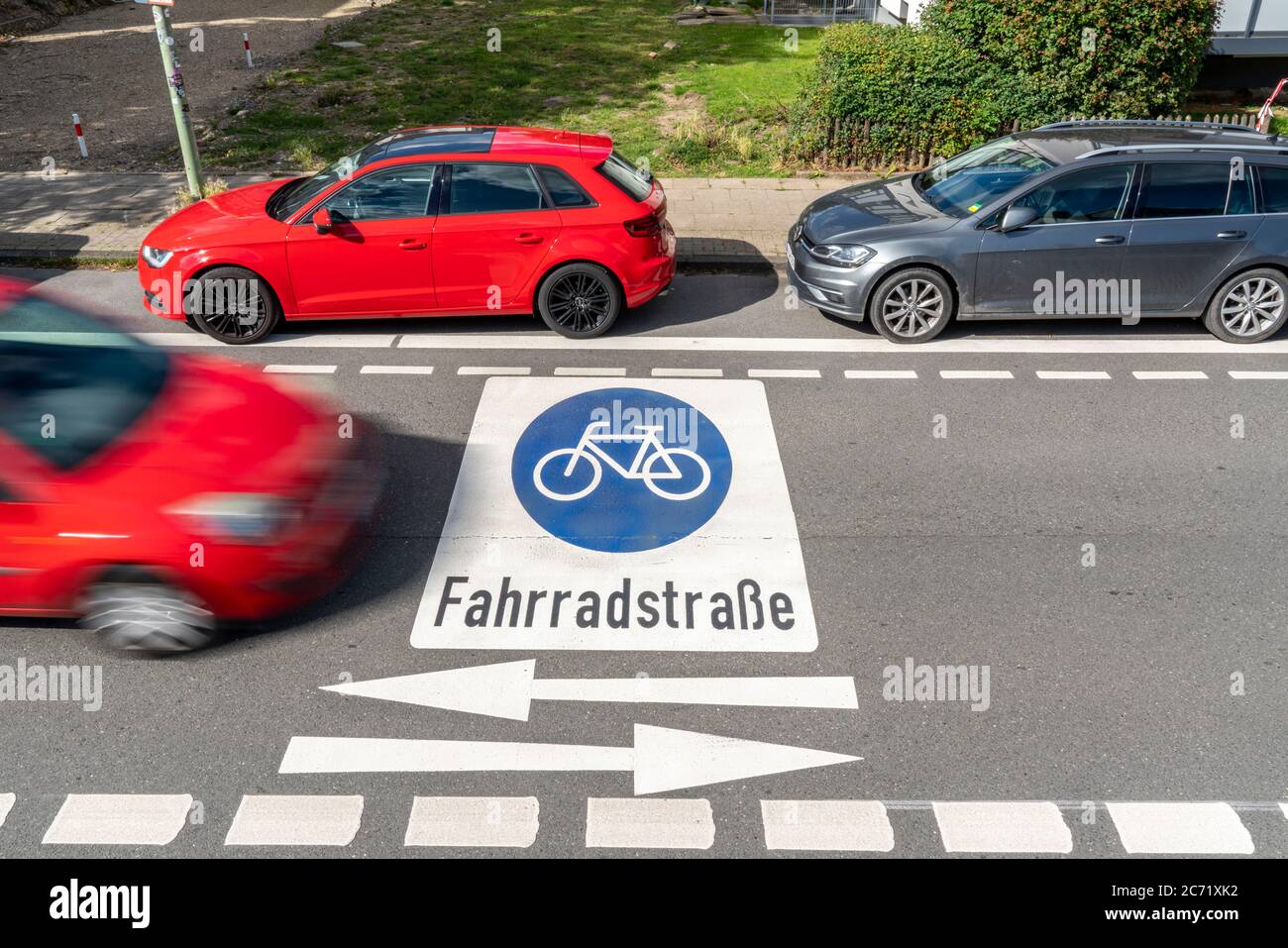 Fahrradstraße, Radfahrer haben Vorrang vor Autoverkehr, neue Fahrradachsen durch Essen, hier im Bezirk Rüttenscheid, Kahrstraße, Teil der Stockfoto