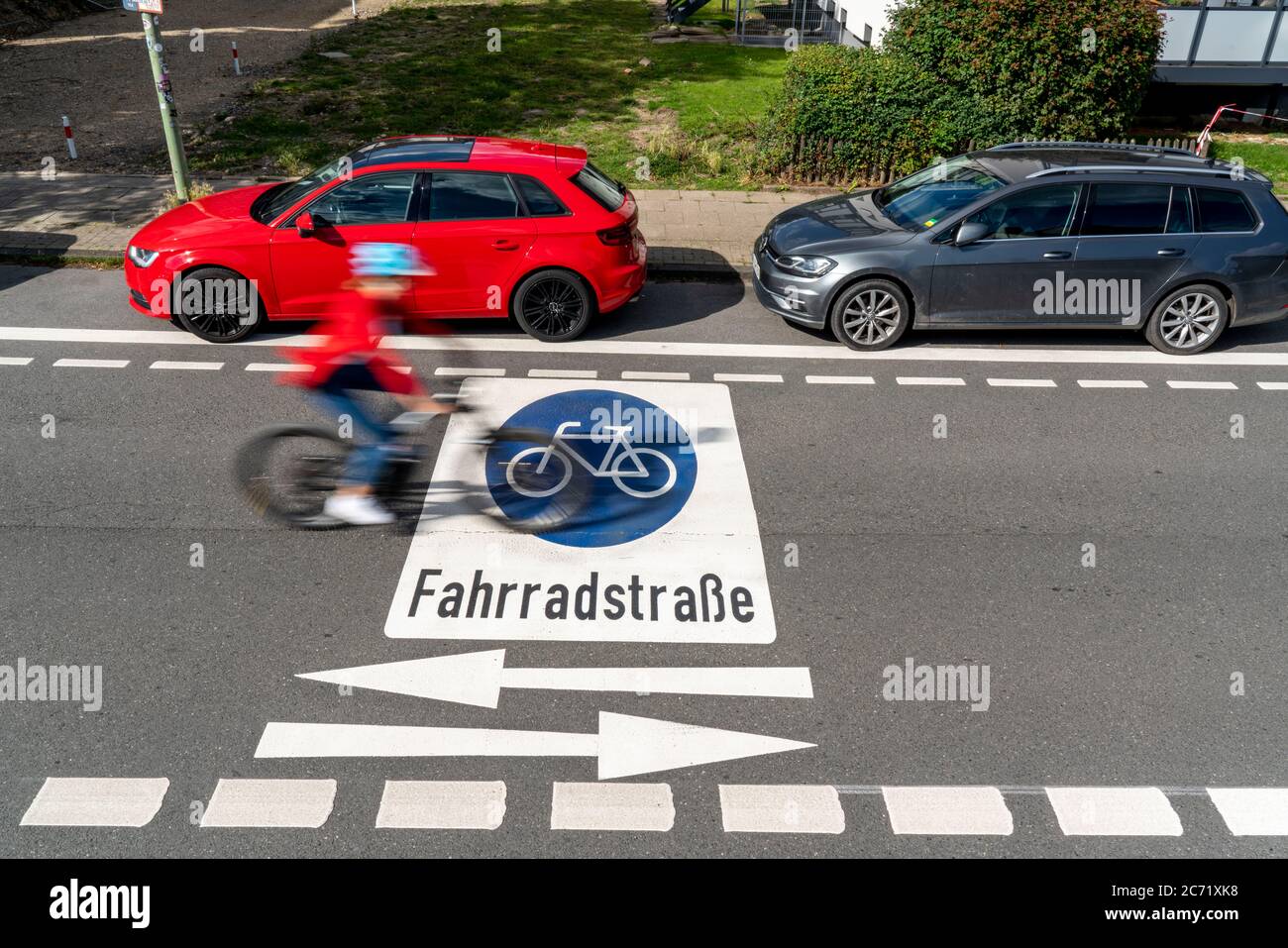 Fahrradstraße, Radfahrer haben Vorrang vor Autoverkehr, neue Fahrradachsen durch Essen, hier im Bezirk Rüttenscheid, Kahrstraße, Teil der Stockfoto