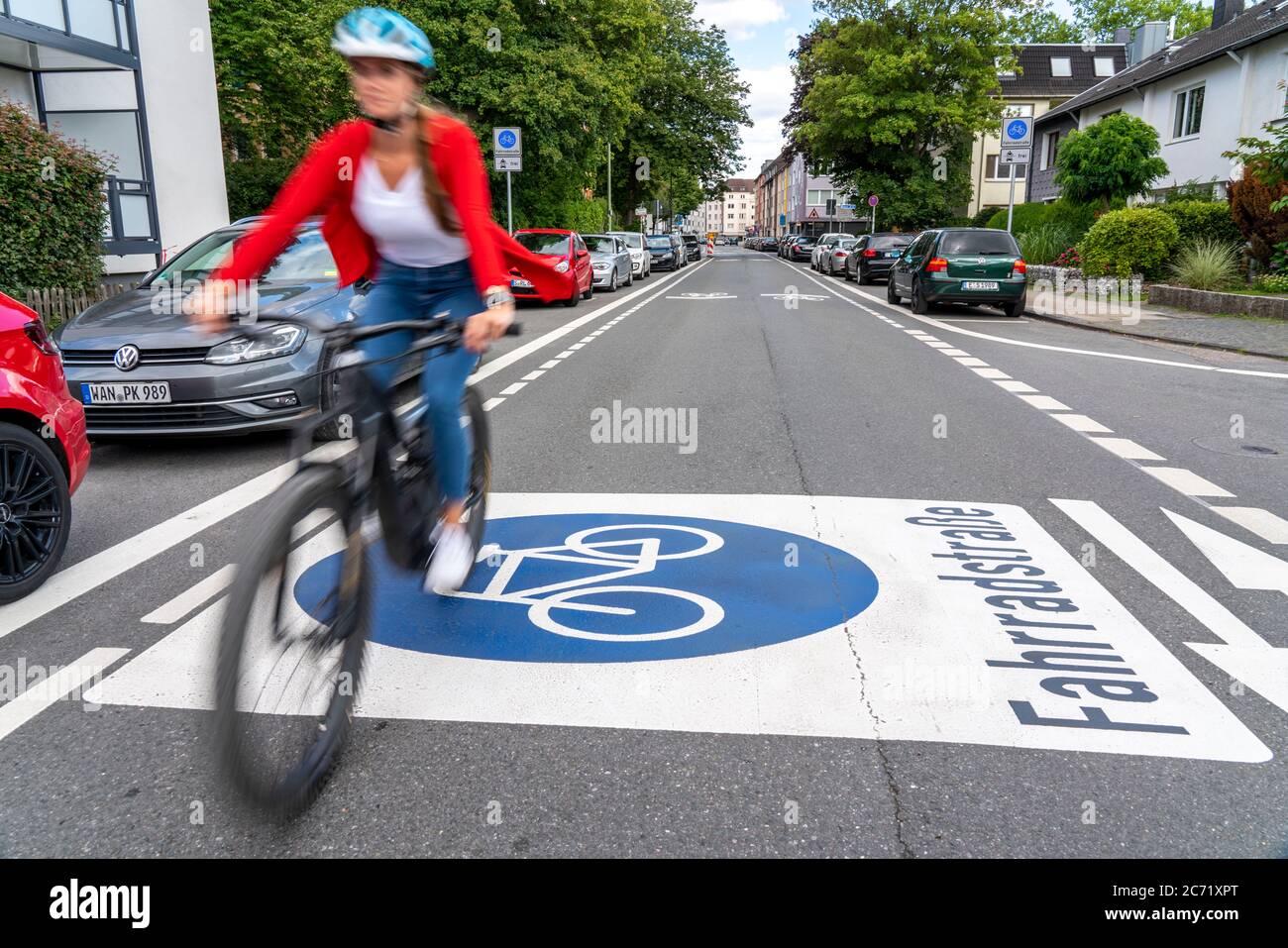 Fahrradstraße, Radfahrer haben Vorrang vor Autoverkehr, neue Fahrradachsen durch Essen, hier im Bezirk Rüttenscheid, Kahrstraße, Teil der Stockfoto