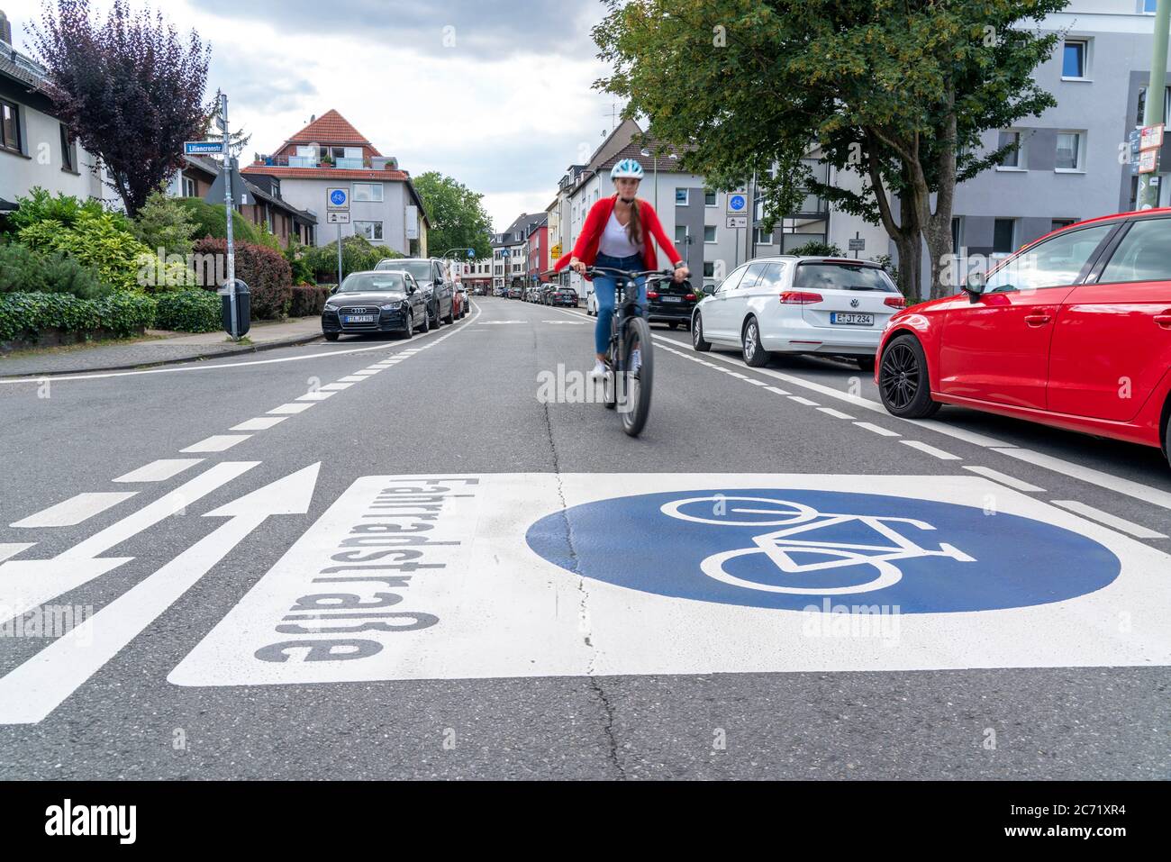 Fahrradstraße, Radfahrer haben Vorrang vor Autoverkehr, neue Fahrradachsen durch Essen, hier im Bezirk Rüttenscheid, Kahrstraße, Teil der Stockfoto