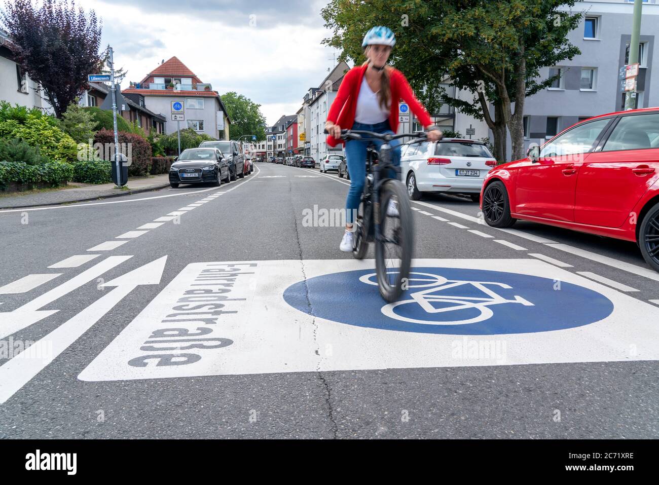 Fahrradstraße, Radfahrer haben Vorrang vor Autoverkehr, neue Fahrradachsen durch Essen, hier im Bezirk Rüttenscheid, Kahrstraße, Teil der Stockfoto