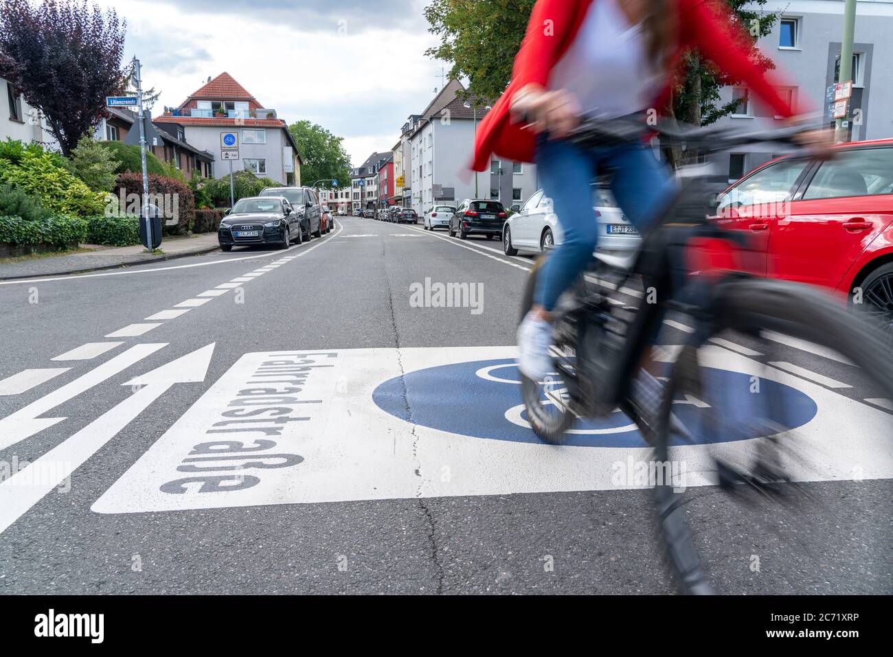 Fahrradstraße, Radfahrer haben Vorrang vor Autoverkehr, neue Fahrradachsen durch Essen, hier im Bezirk Rüttenscheid, Kahrstraße, Teil der Stockfoto