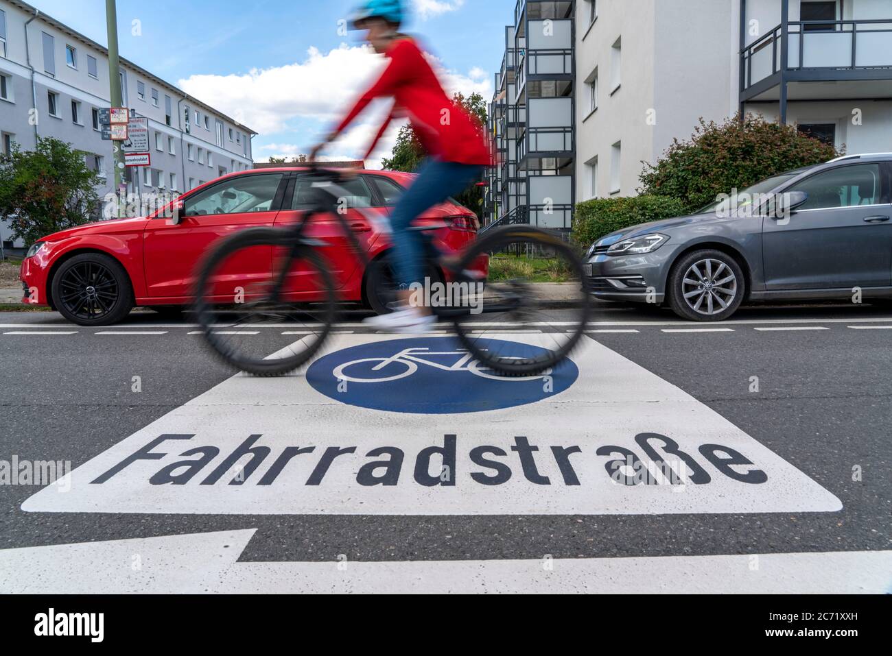 Fahrradstraße, Radfahrer haben Vorrang vor Autoverkehr, neue Fahrradachsen durch Essen, hier im Bezirk Rüttenscheid, Kahrstraße, Teil der Stockfoto