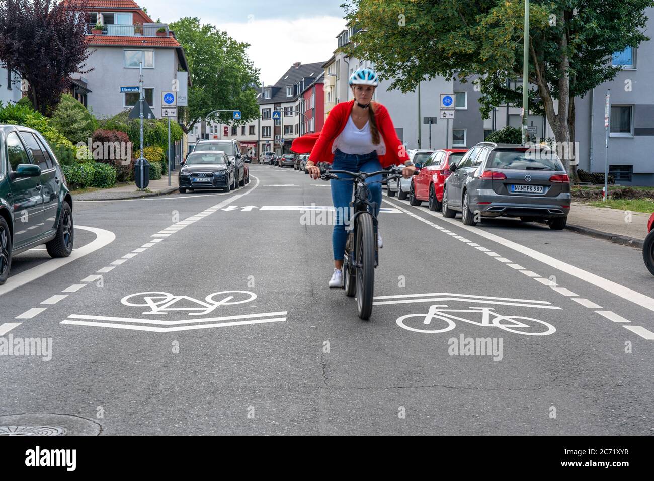 Fahrradstraße, Radfahrer haben Vorrang vor Autoverkehr, neue Fahrradachsen durch Essen, hier im Bezirk Rüttenscheid, Kahrstraße, Teil der Stockfoto