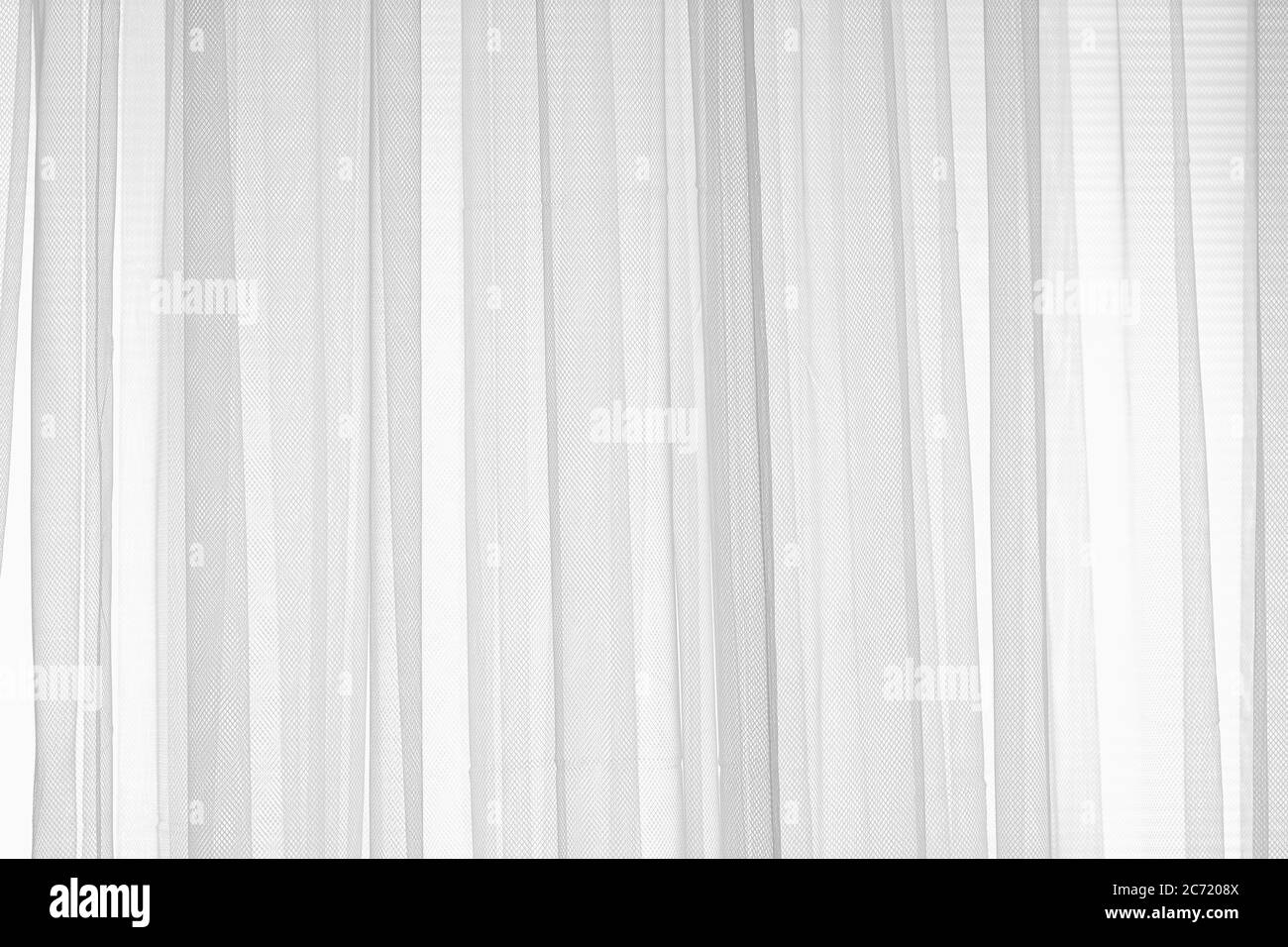 Weißer Gaze ein dünner, durchsichtiger Stoff oder transparenter Vorhang auf  dem Sonnenlichtfilter des Fensters Stockfotografie - Alamy