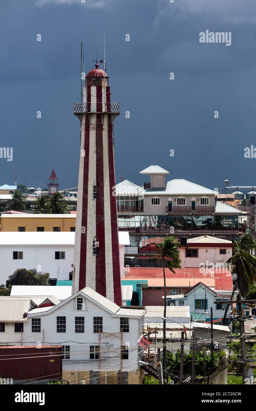 Guyana, Demerara-Mahaica Region, Georgetown, das Licht Haus aus Backstein im Jahr 1830 gebaut, um eine frühere hölzerne von den Holländern gebaut ersetzen. Es ist achteckig in der Form und steigt 103 Fuß. Es ist ein Guyana National Monument. Der Stabroek-Markt-Uhrenturm ist links in der Ferne sichtbar. Stockfoto